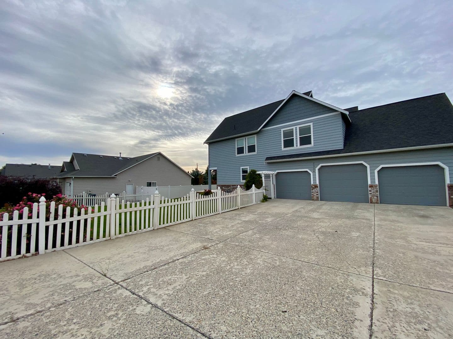 Yakima House: 7904 Easy Street