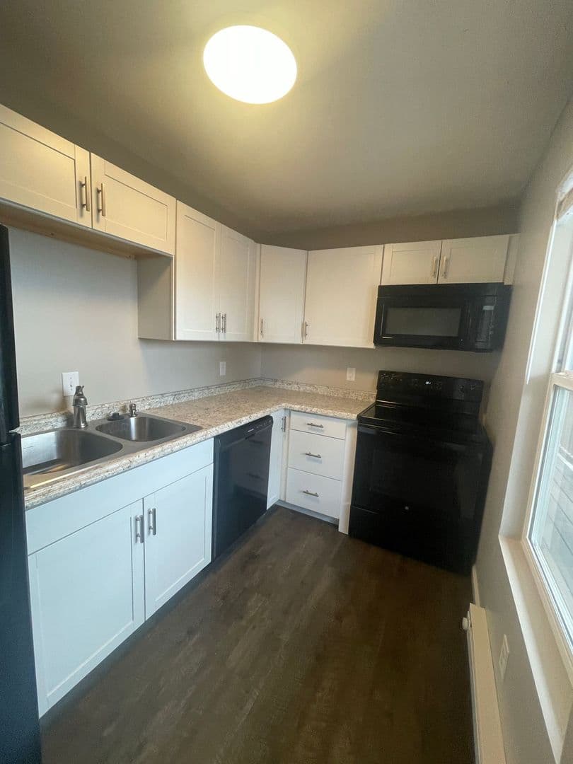 Lafayette Apartment: 1210 Main St