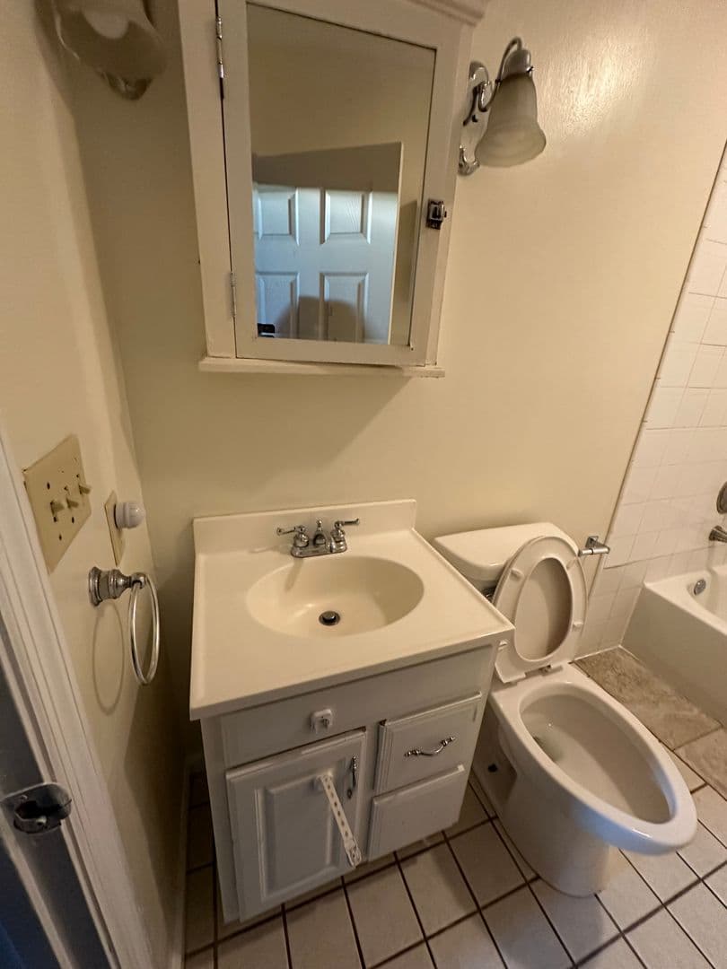 Lafayette Apartment: 1116 North Street