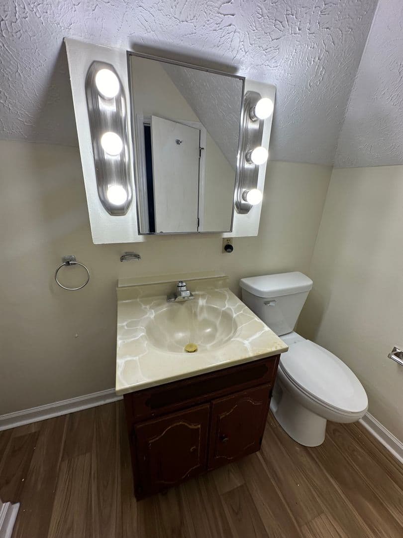 Lafayette Apartment: 1116 North Street