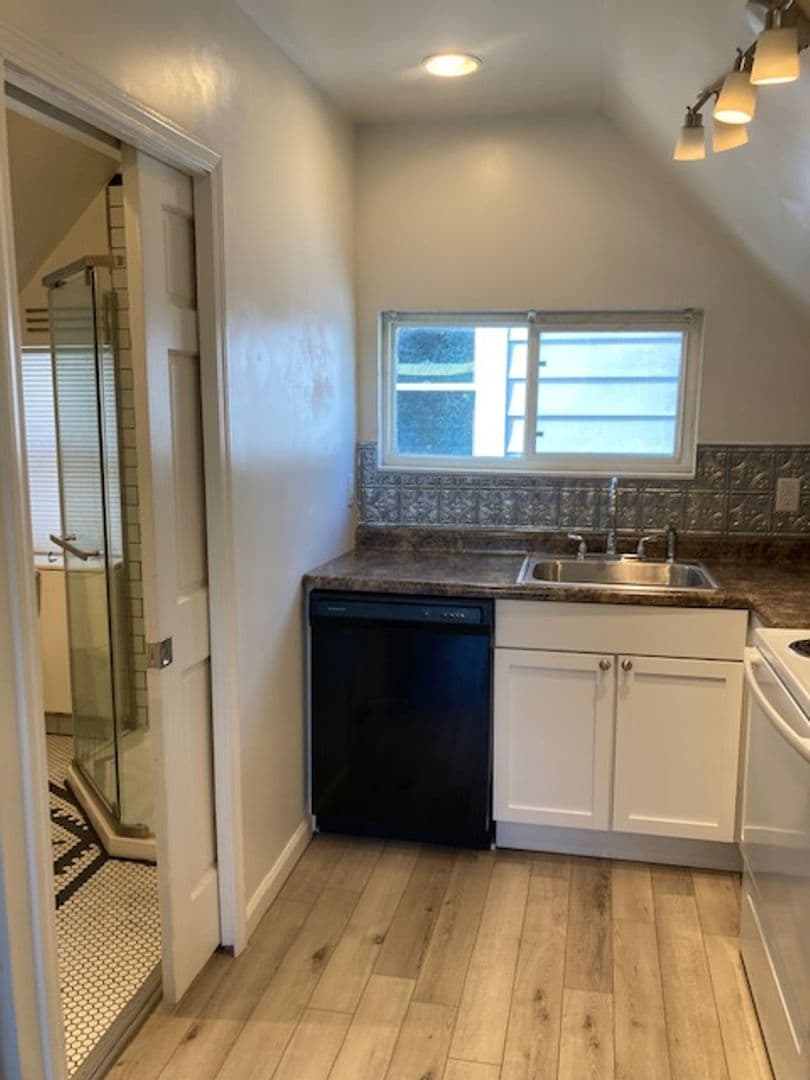 Lafayette Apartment: 306 S 27th St