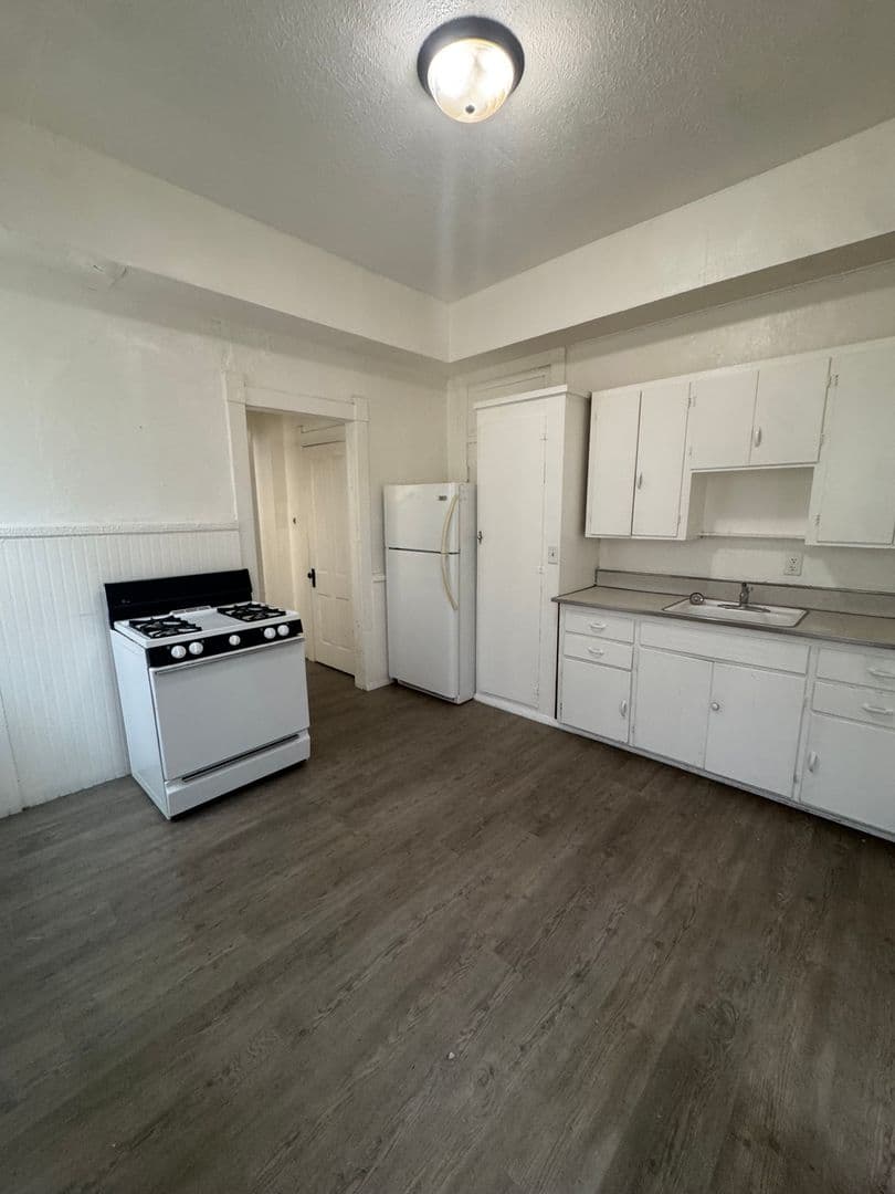 Lafayette Apartment: 800 Brown