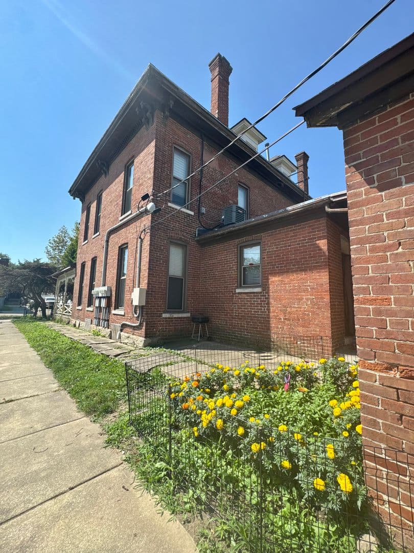 Lafayette Apartment: 1116 North Street