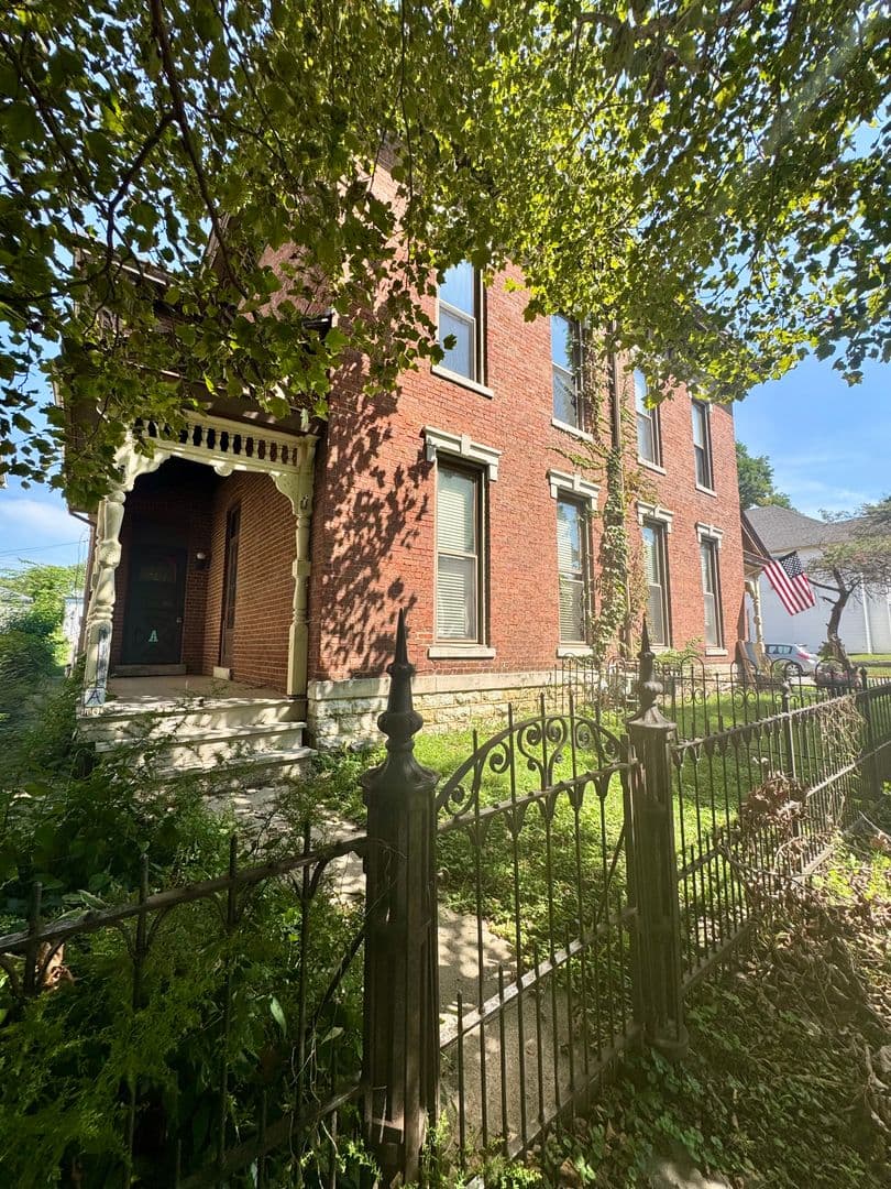 Lafayette Apartment: 1116 North Street