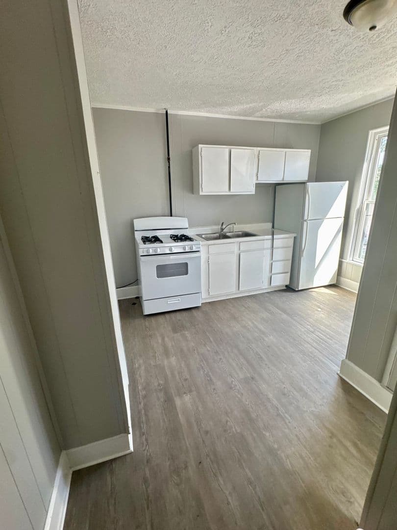Lafayette Apartment: 805 Brown