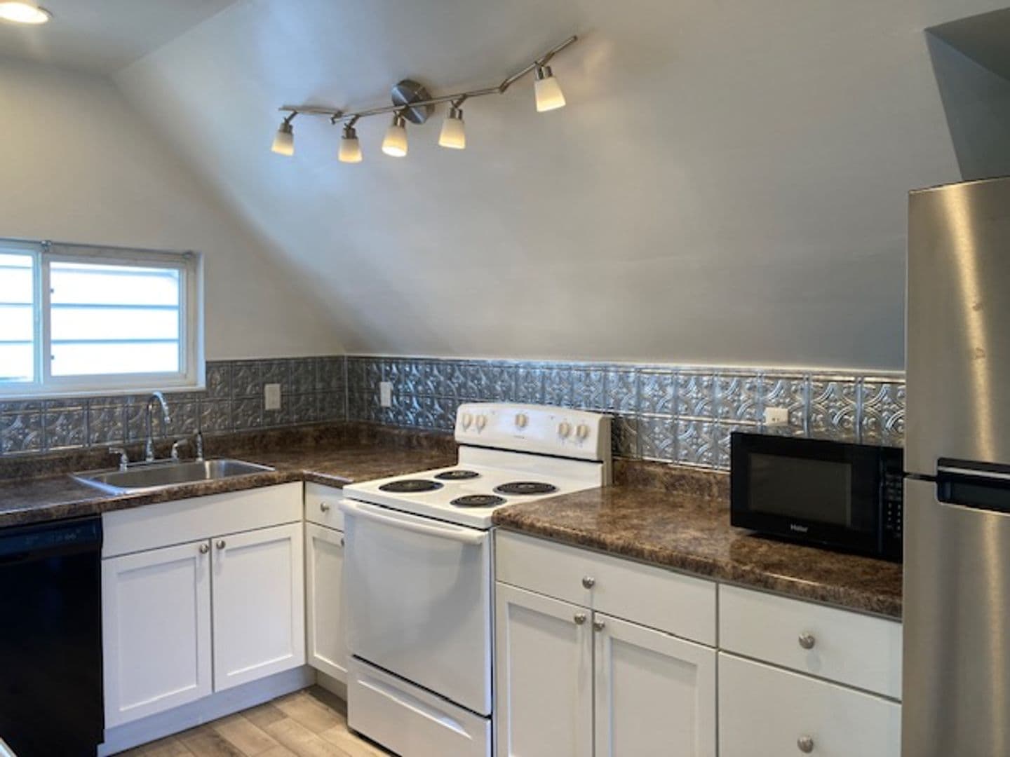 Lafayette Apartment: 306 S 27th St