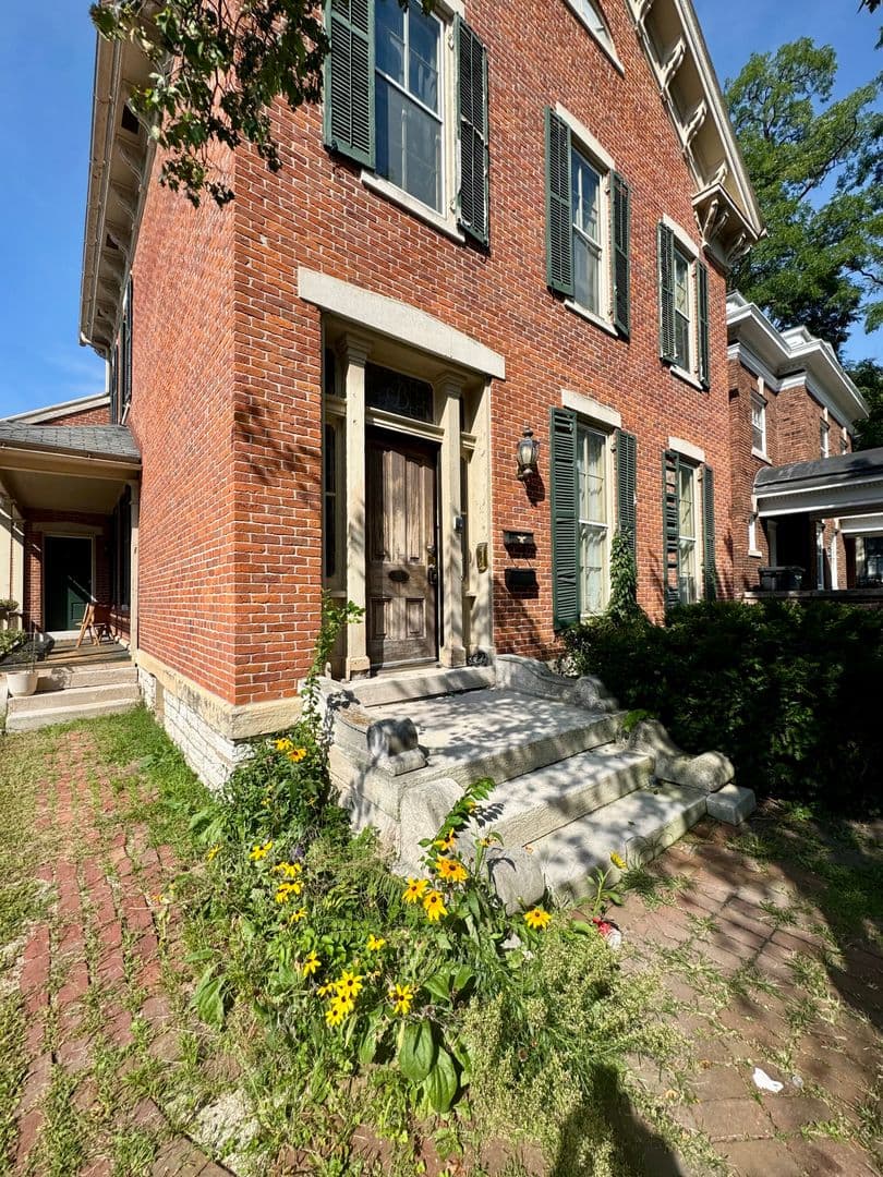 Lafayette Apartment: 1202 Columbia Street