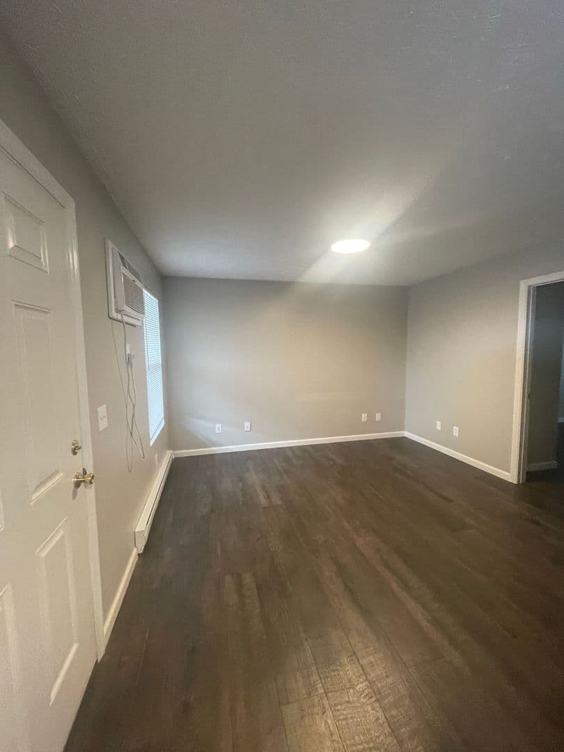Lafayette Apartment: 1210 Main St