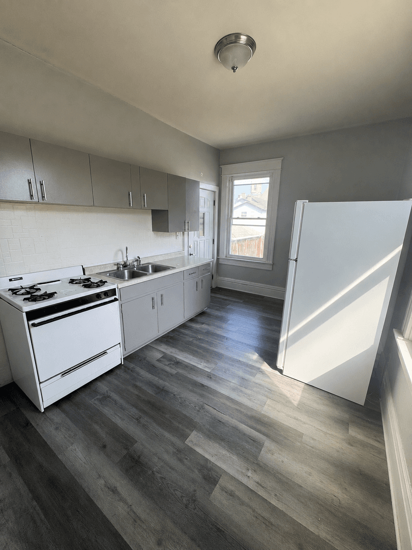 Lafayette Apartment: 804/806 Brown St