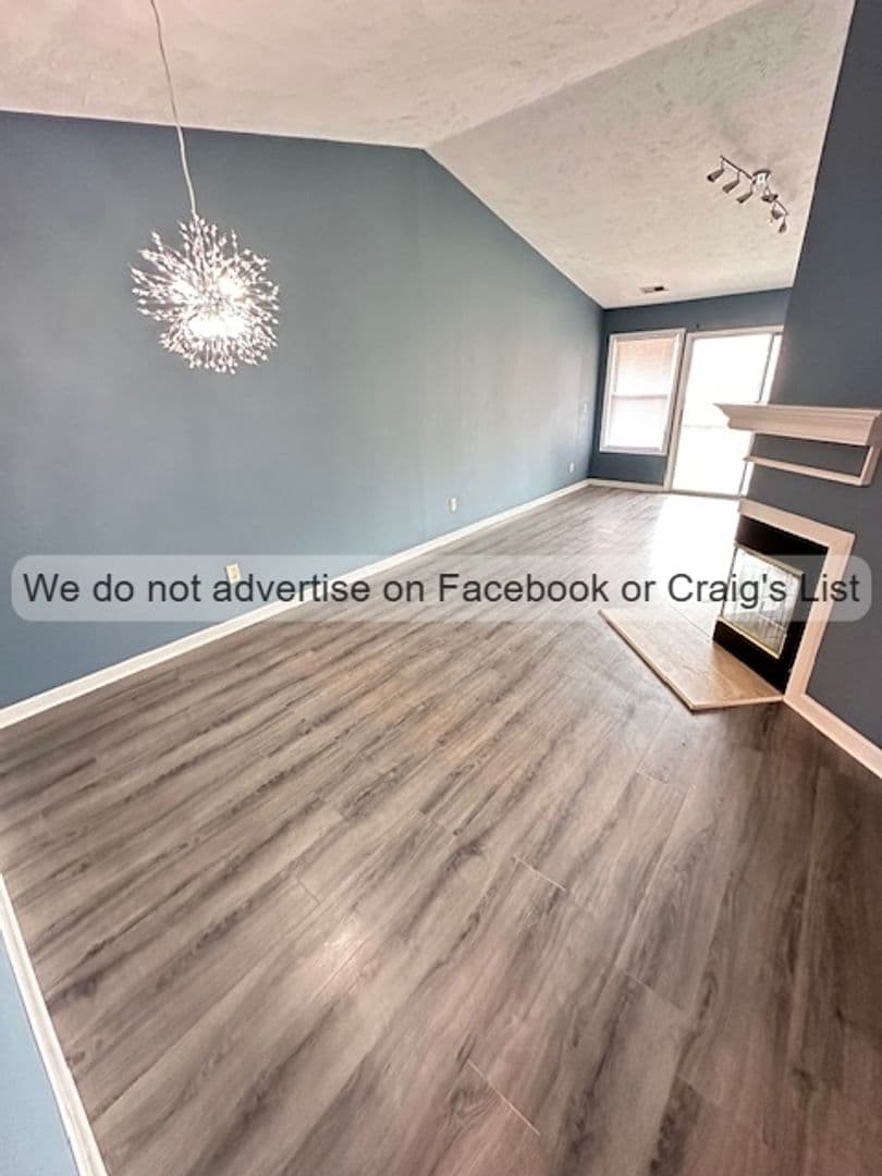 Fayetteville House: 946-10 Stewart's Creek Drive