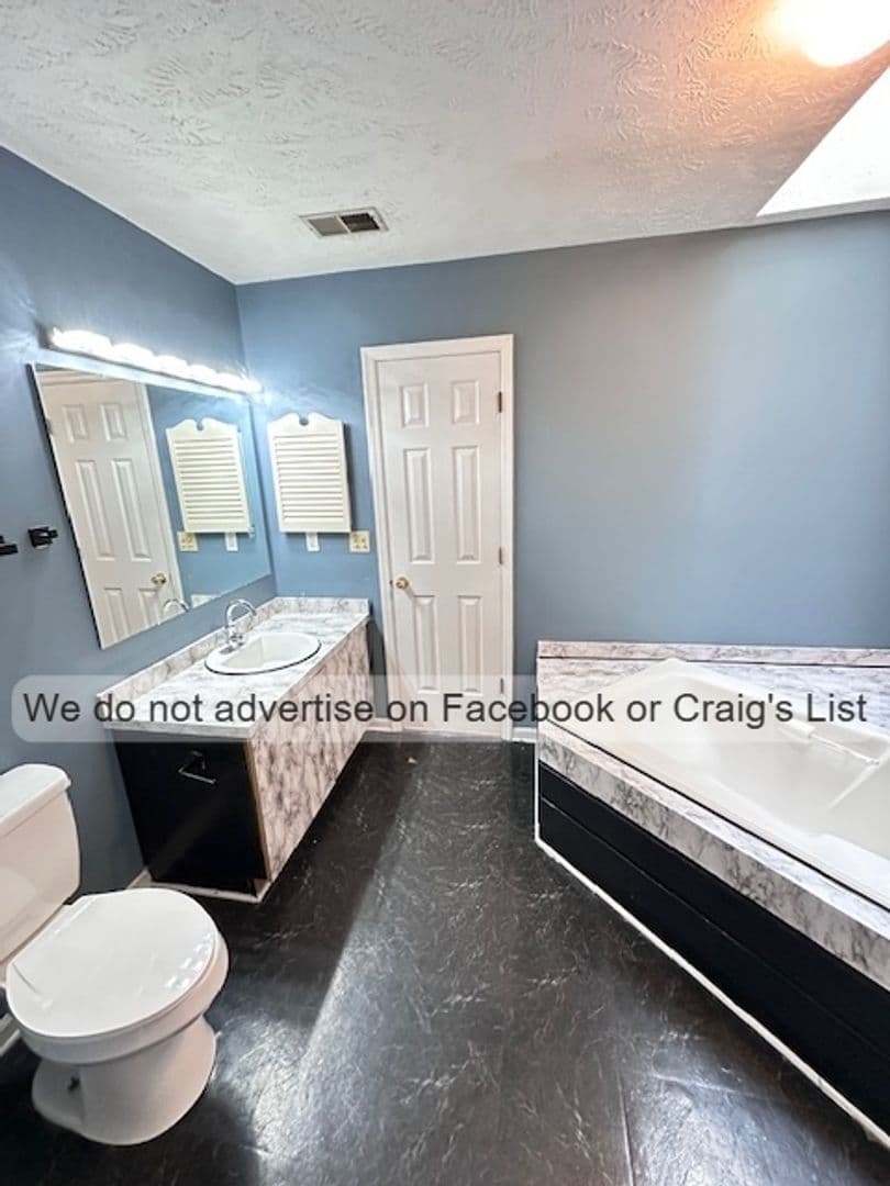 Fayetteville House: 946-10 Stewart's Creek Drive