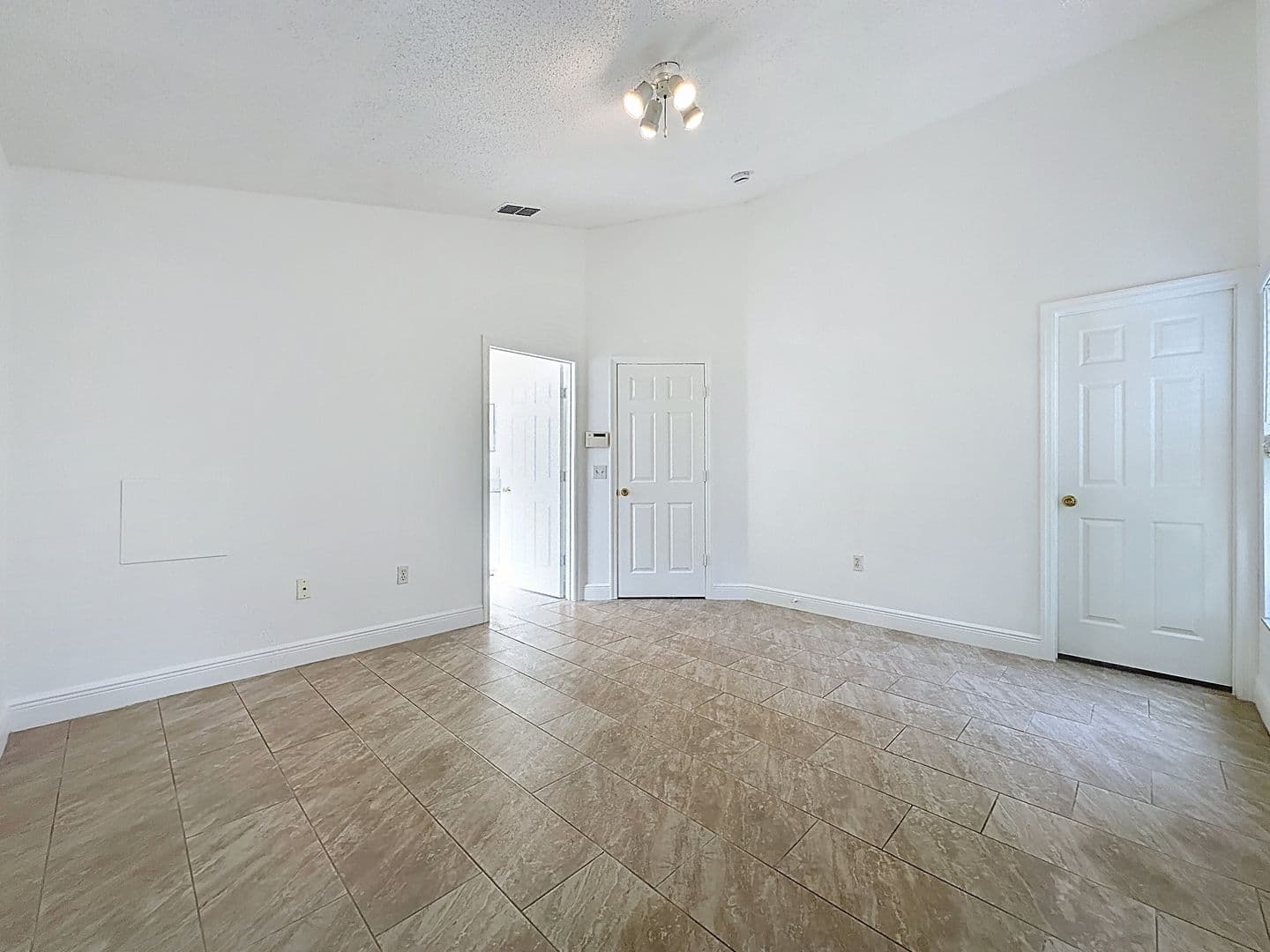 Davenport House: 236 Queen Mary Dr