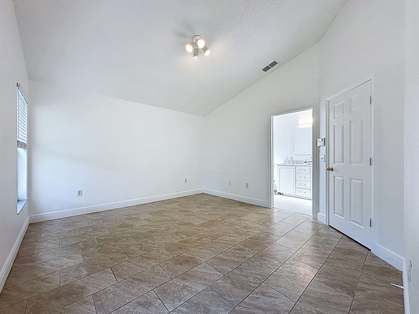 Davenport House: 236 Queen Mary Dr