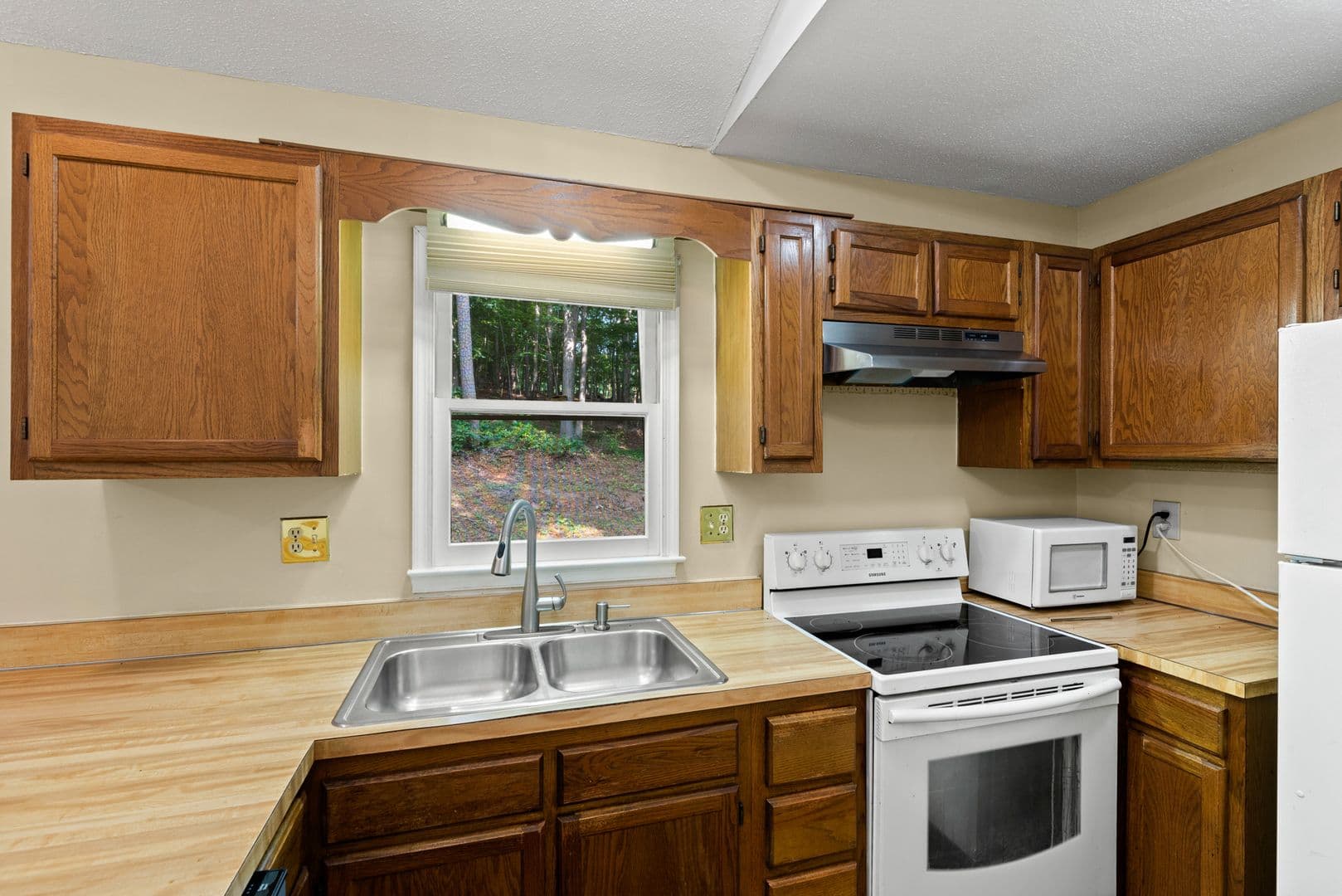 Raleigh House: 7833 Foxwood Dr