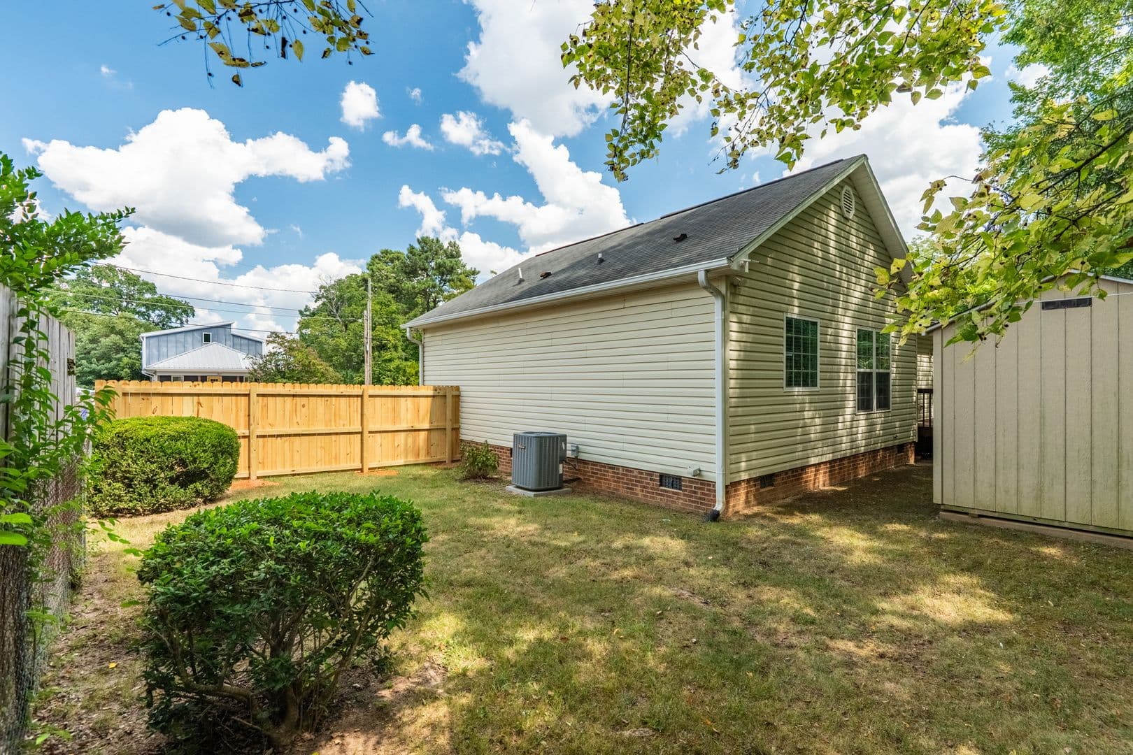 Raleigh House: 1420 E Lane St