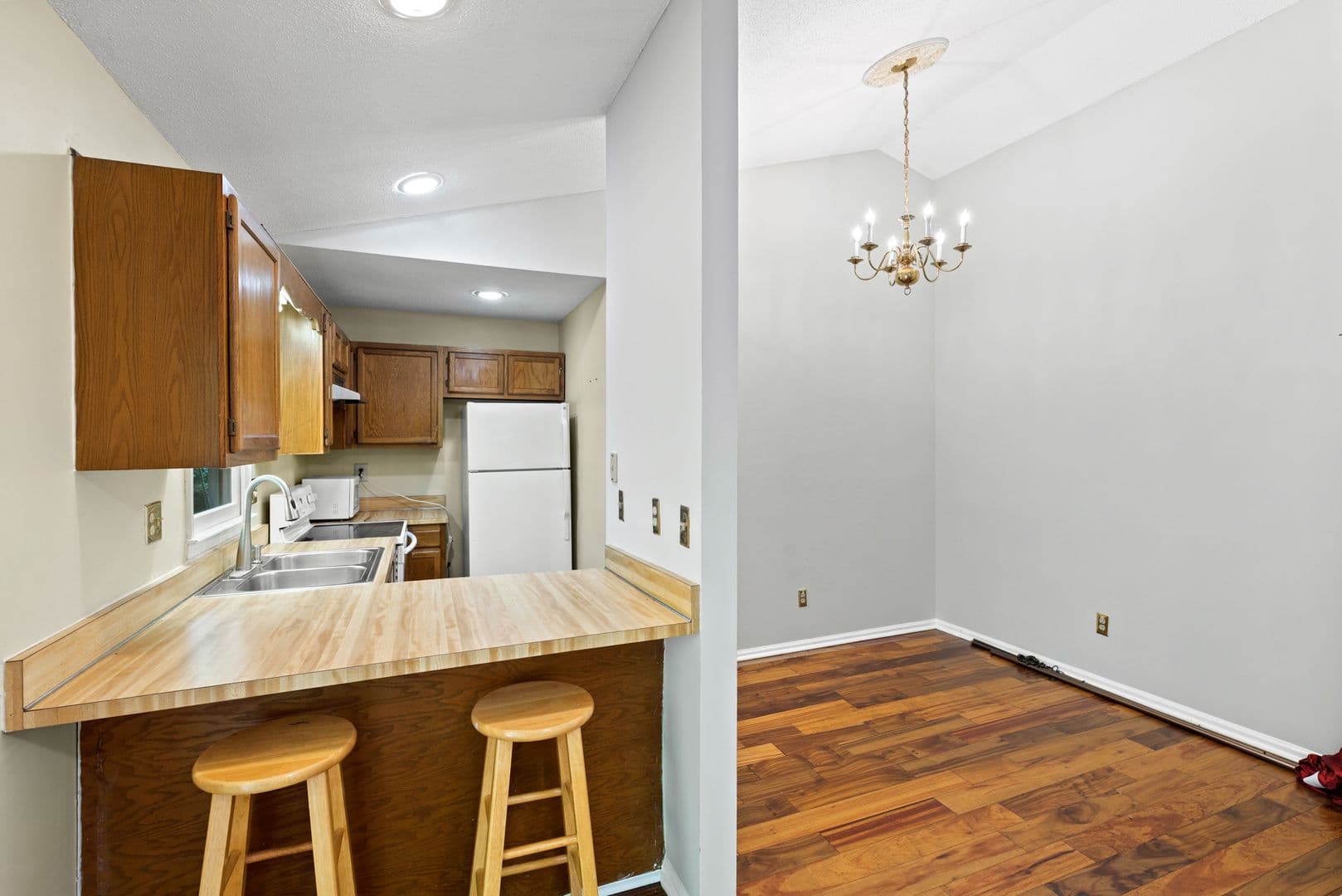 Raleigh House: 7833 Foxwood Dr