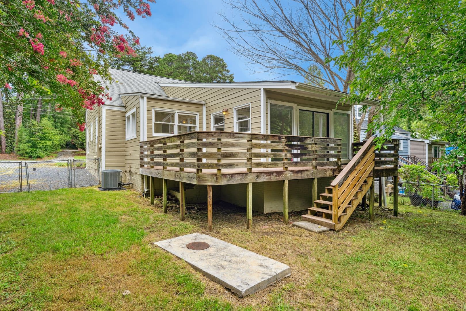 Durham House: 2915 University Dr