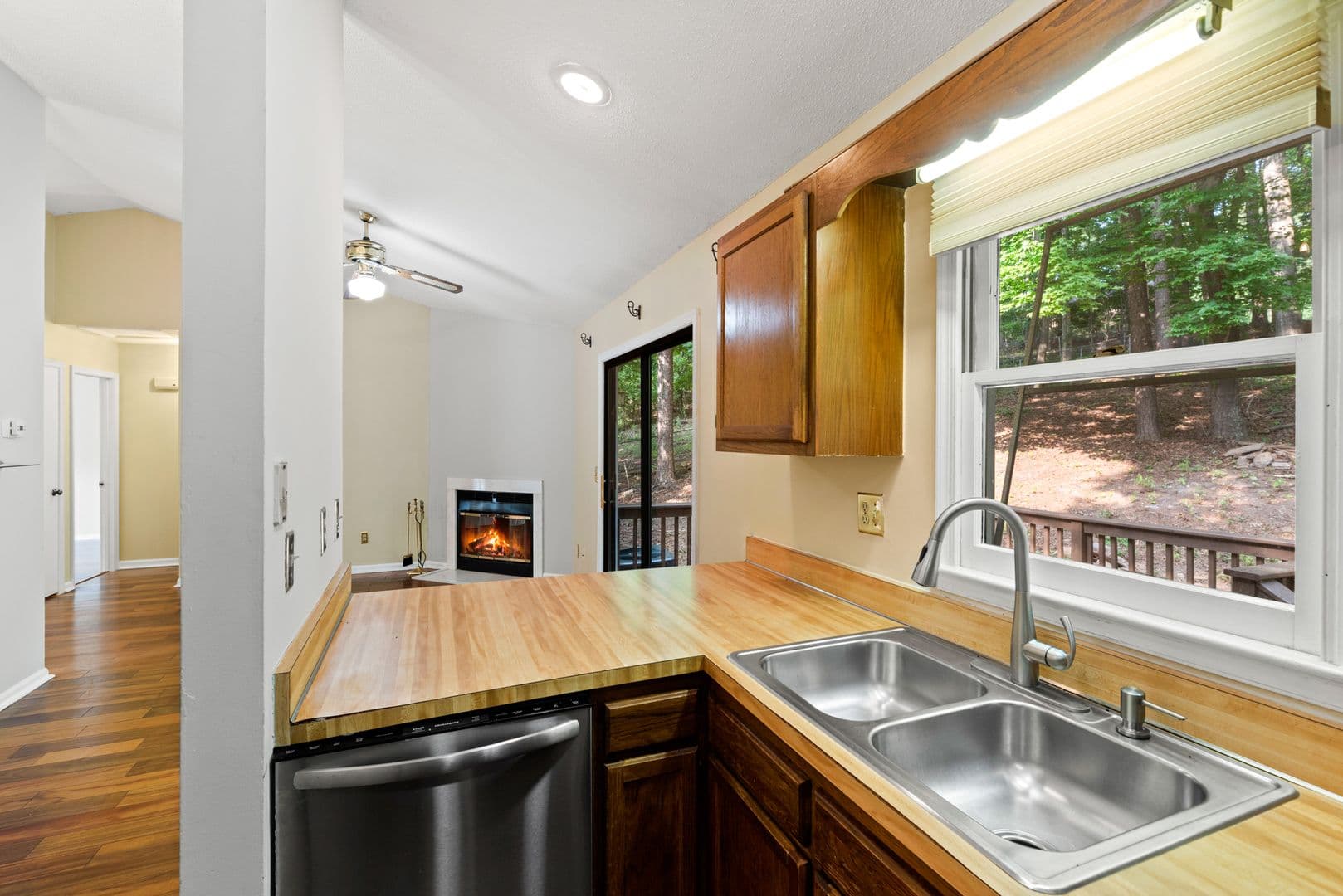 Raleigh House: 7833 Foxwood Dr