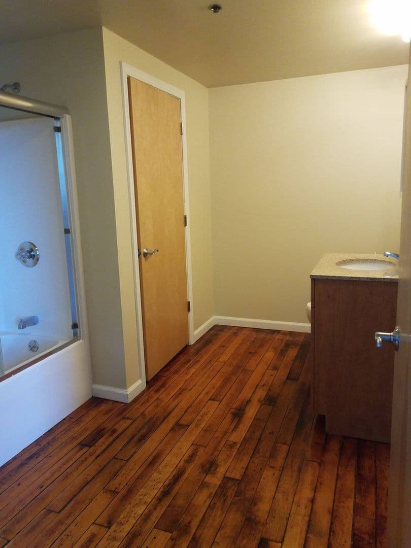 New Bedford Apartment: 75 Wamsutta Street