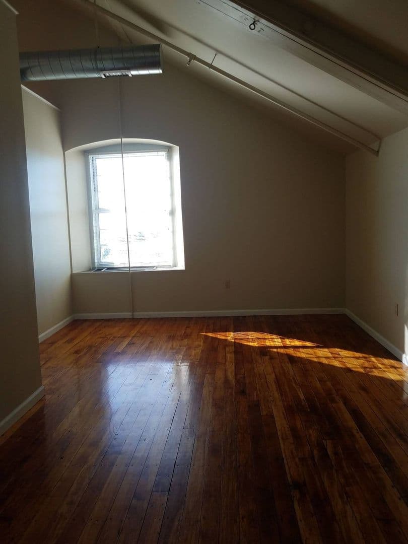 New Bedford Apartment: 75 Wamsutta Street