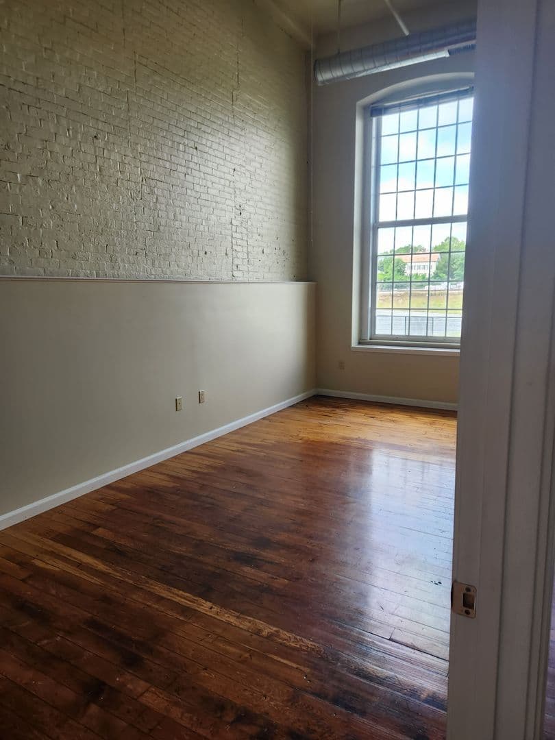 New Bedford Apartment: 75 Wamsutta Street