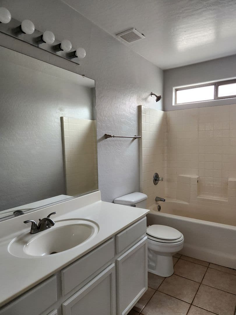 Avondale House: 2622 N 107th Ln