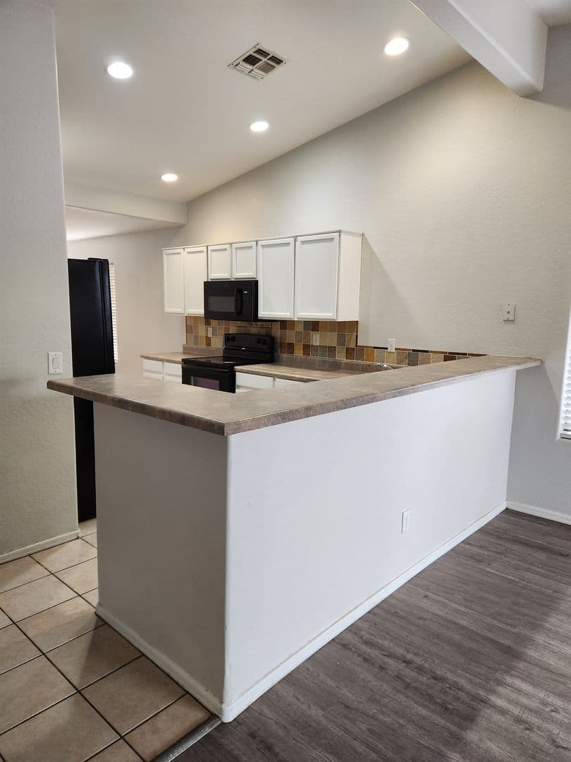Avondale House: 2622 N 107th Ln