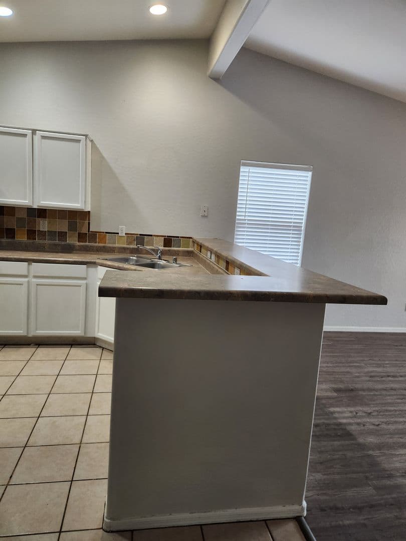Avondale House: 2622 N 107th Ln