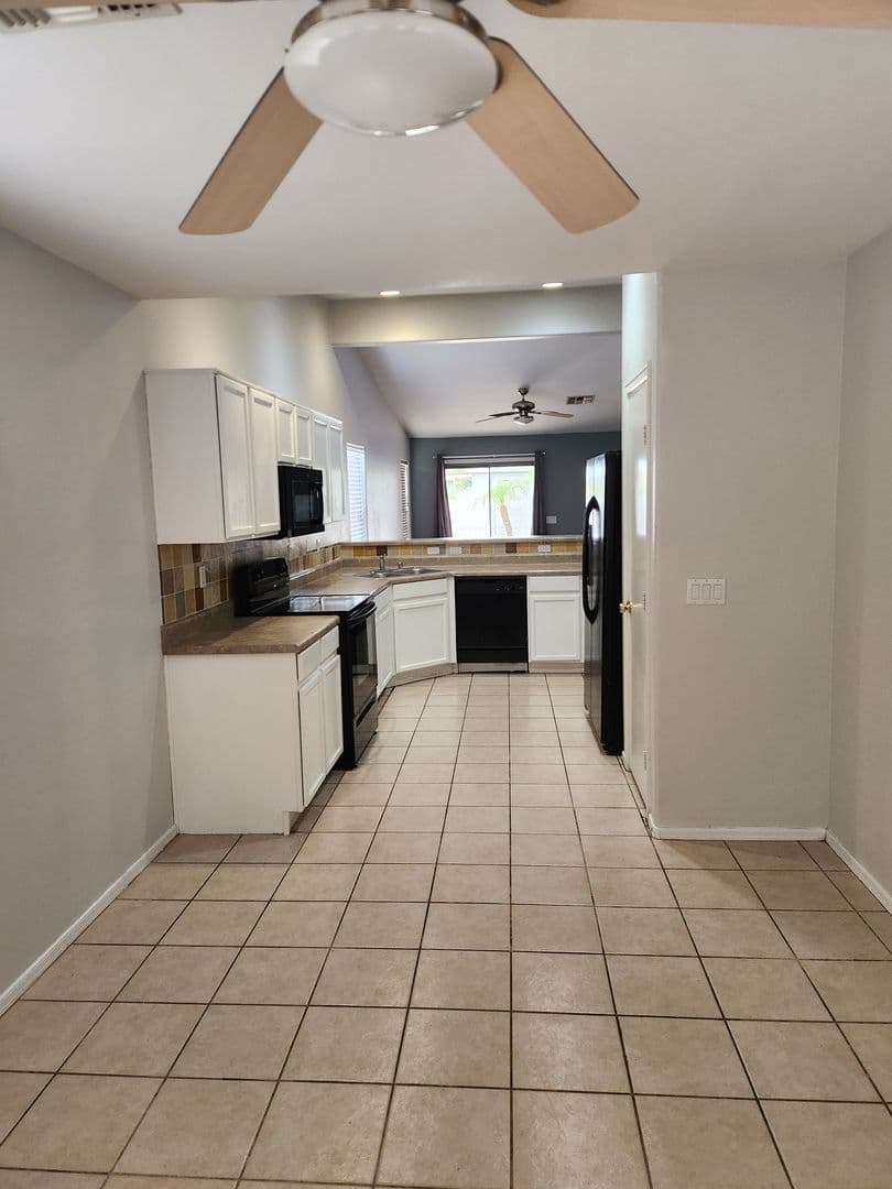 Avondale House: 2622 N 107th Ln