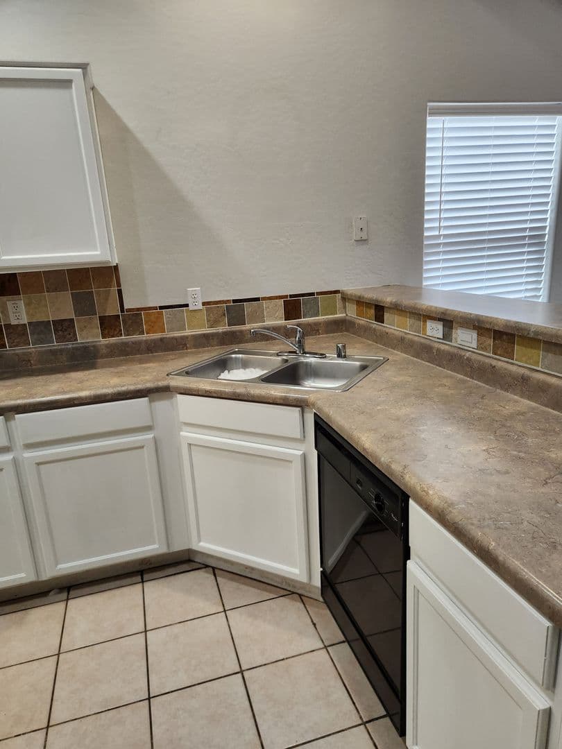 Avondale House: 2622 N 107th Ln