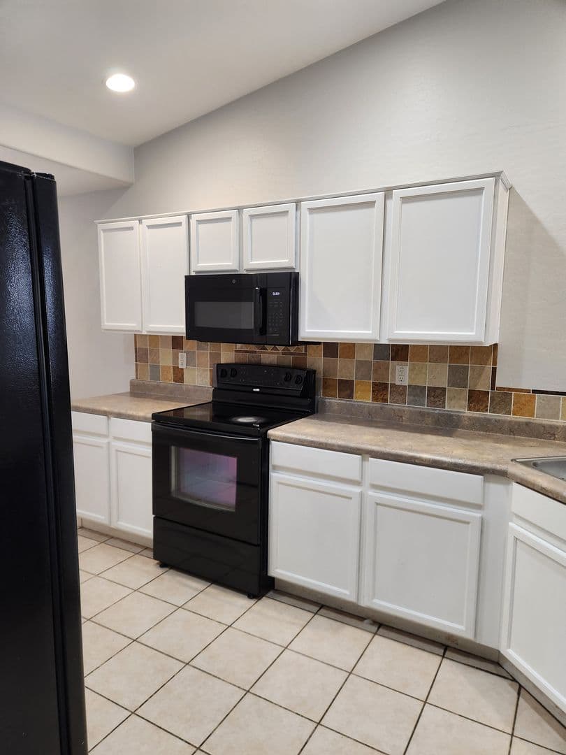 Avondale House: 2622 N 107th Ln