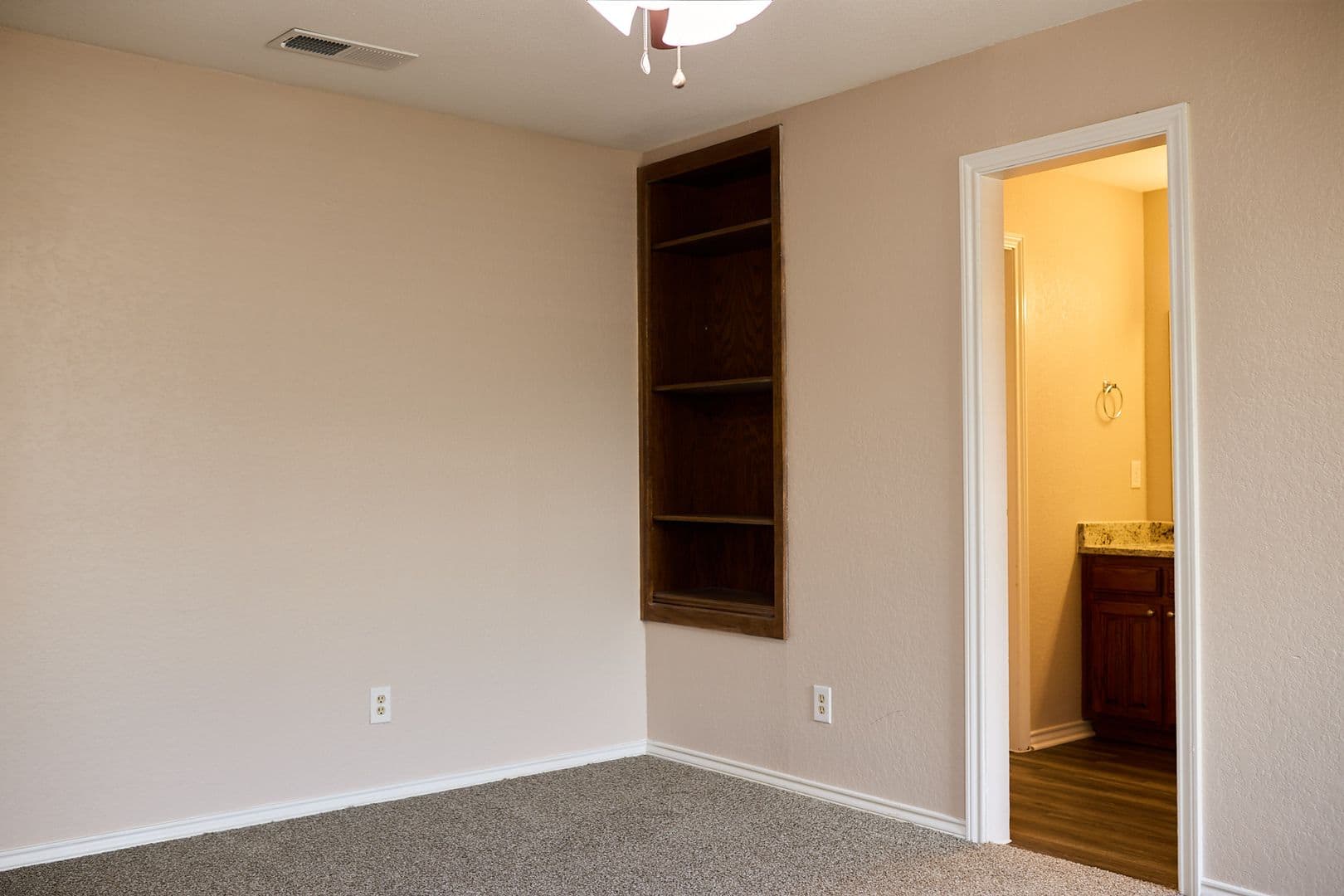 Denton Townhome: 900B Kilkenny Court
