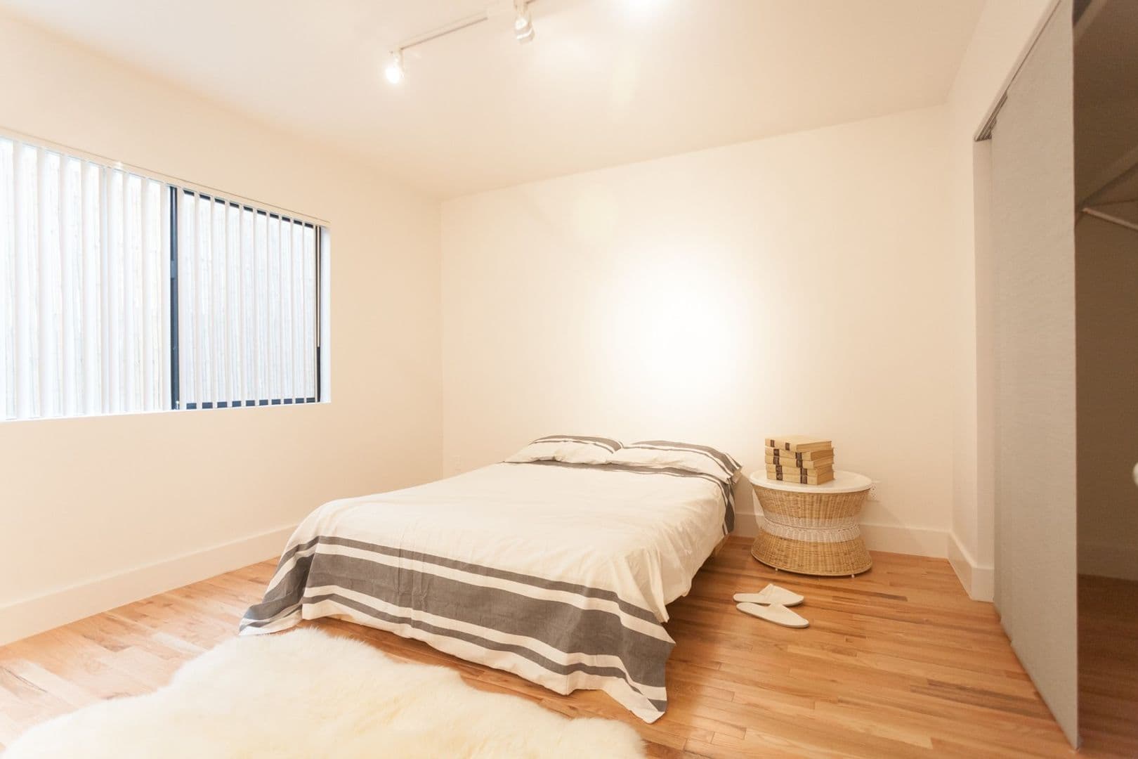 LOS ANGELES Apartment: 832 N. BEAUDRY AVE.