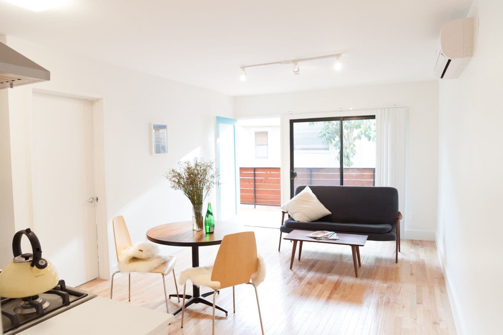 LOS ANGELES Apartment: 832 N. BEAUDRY AVE.