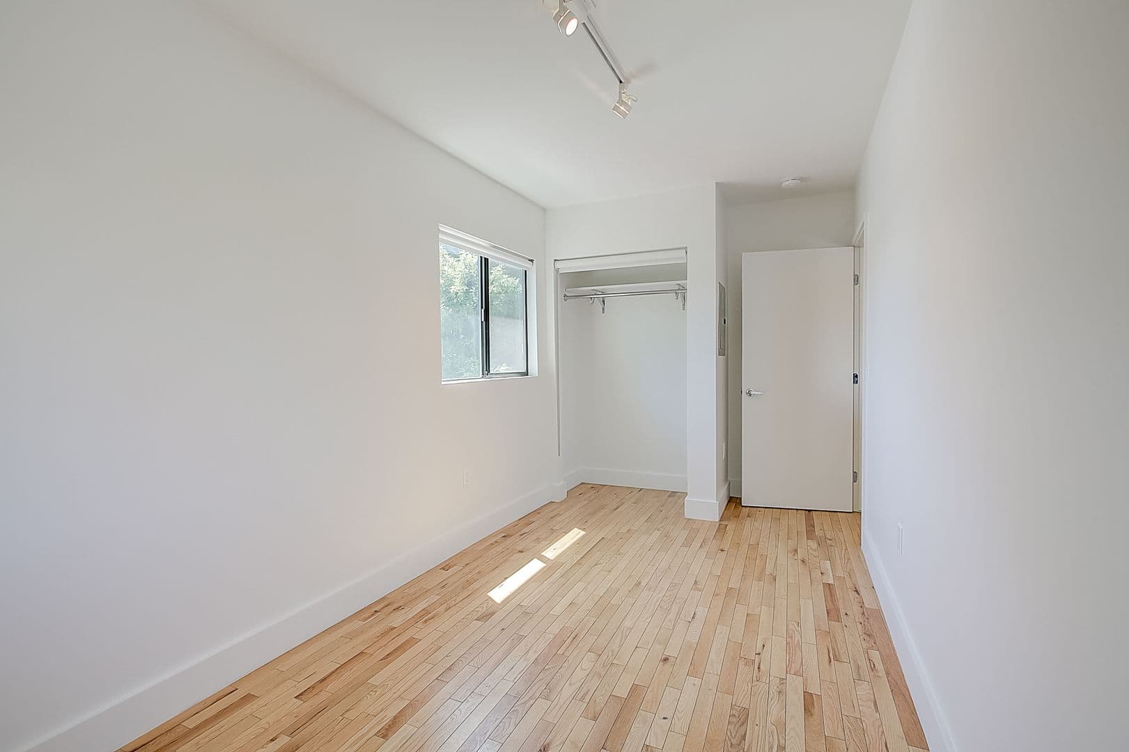 LOS ANGELES Apartment: 306 N. BONNIE BRAE ST.