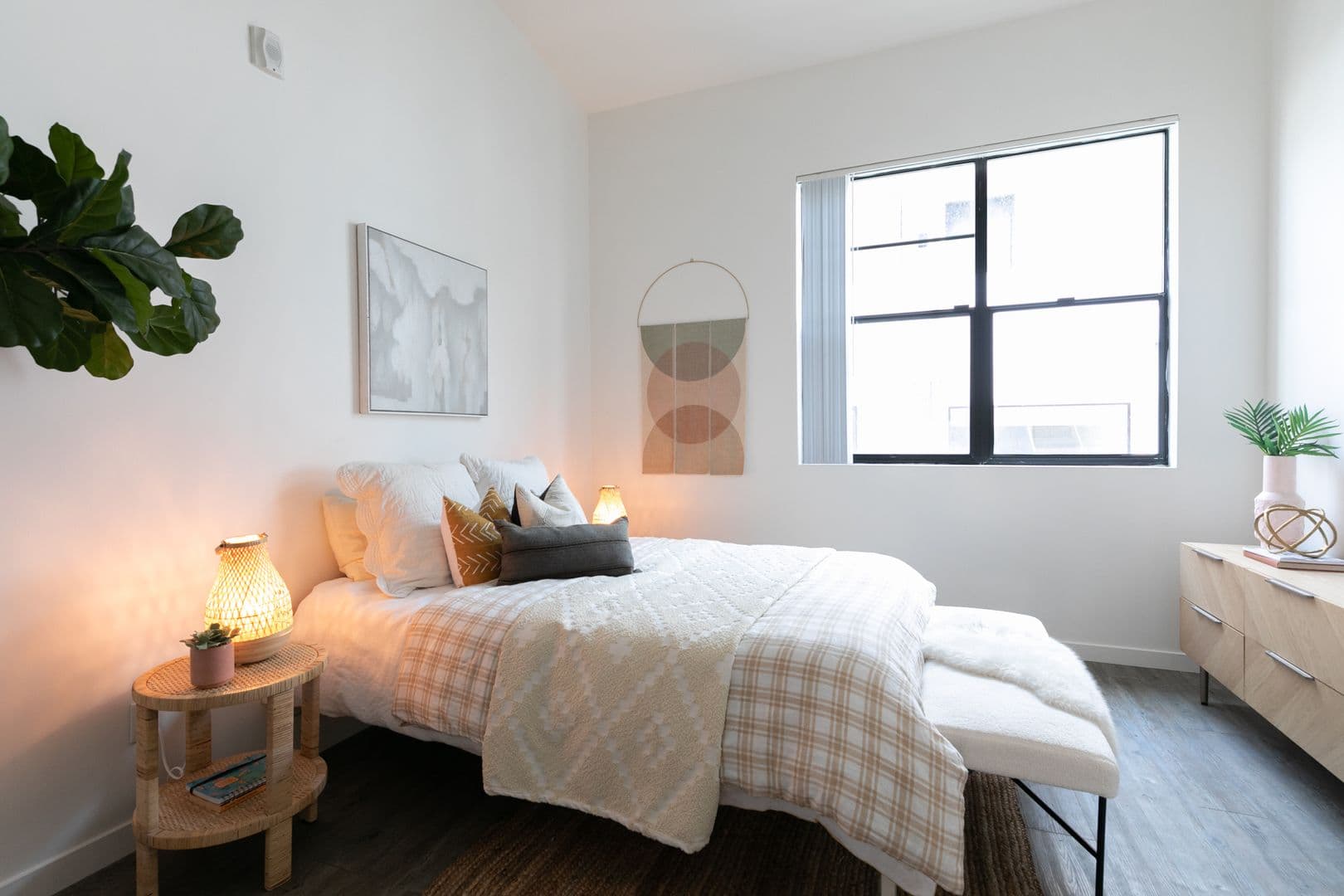 LOS ANGELES Apartment: 753 LILLIAN WAY