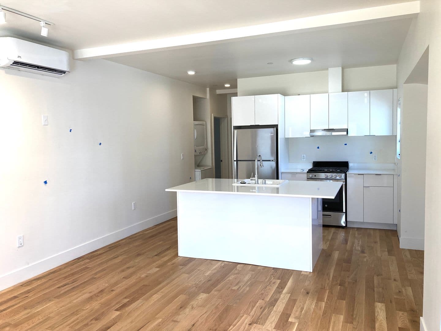 LOS ANGELES Apartment: 1033 N CORONADO ST.