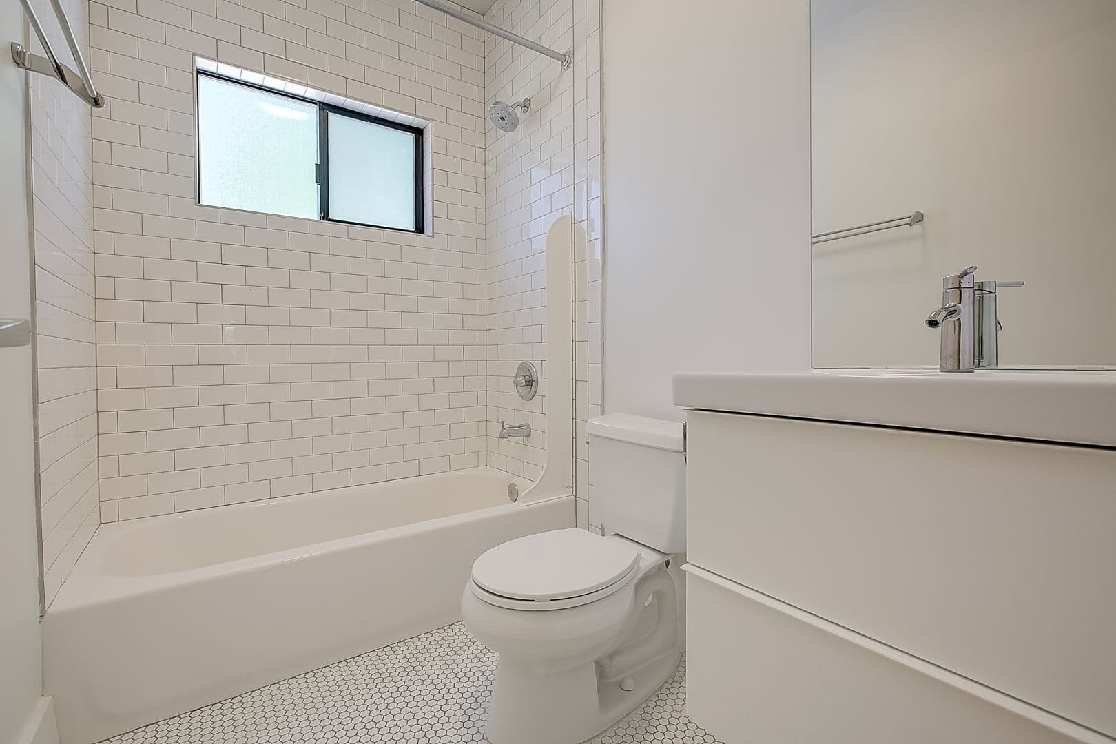 LOS ANGELES Apartment: 306 N. BONNIE BRAE ST.