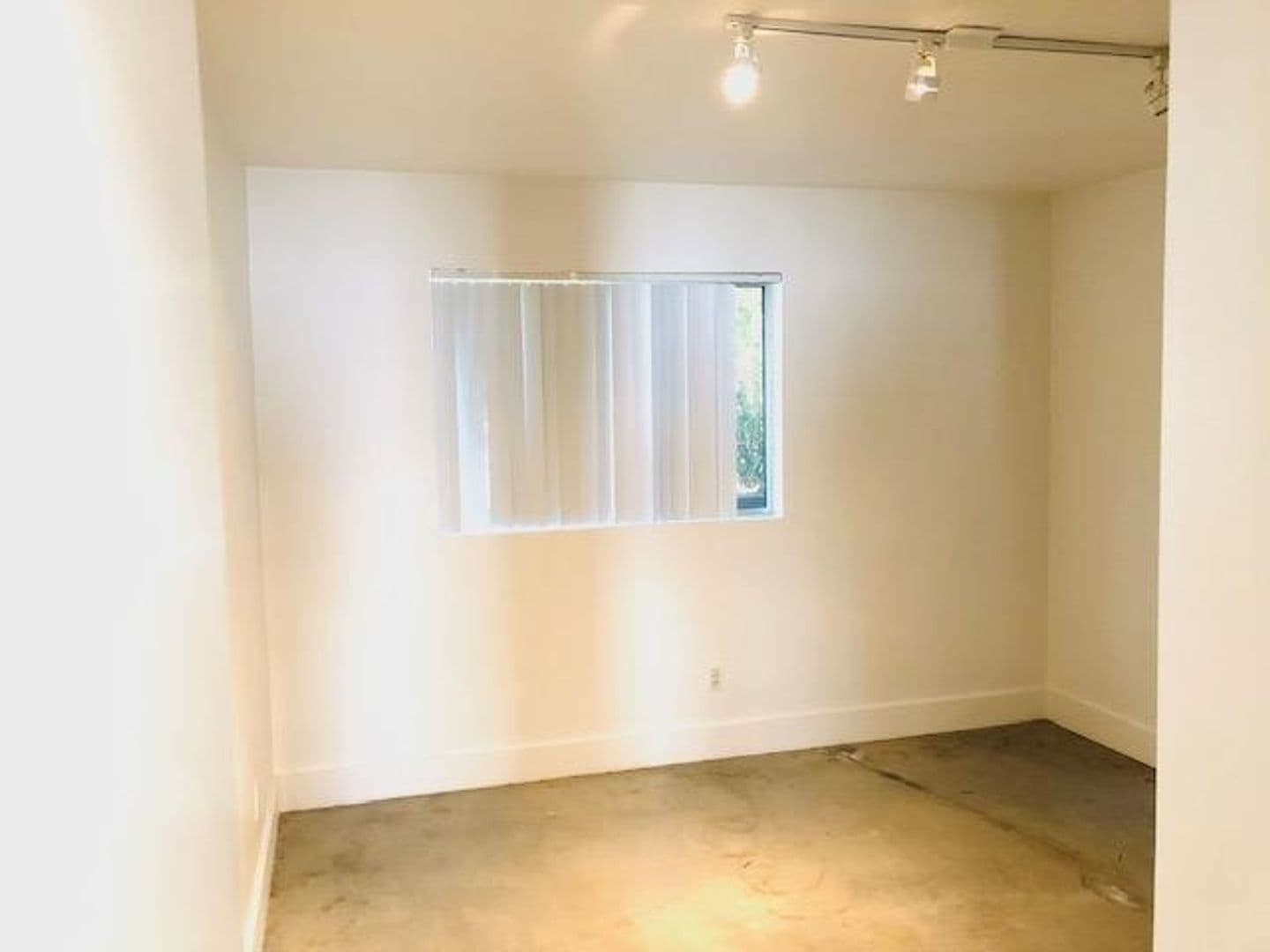 LOS ANGELES Apartment: 2703 BELLEVUE AVE.