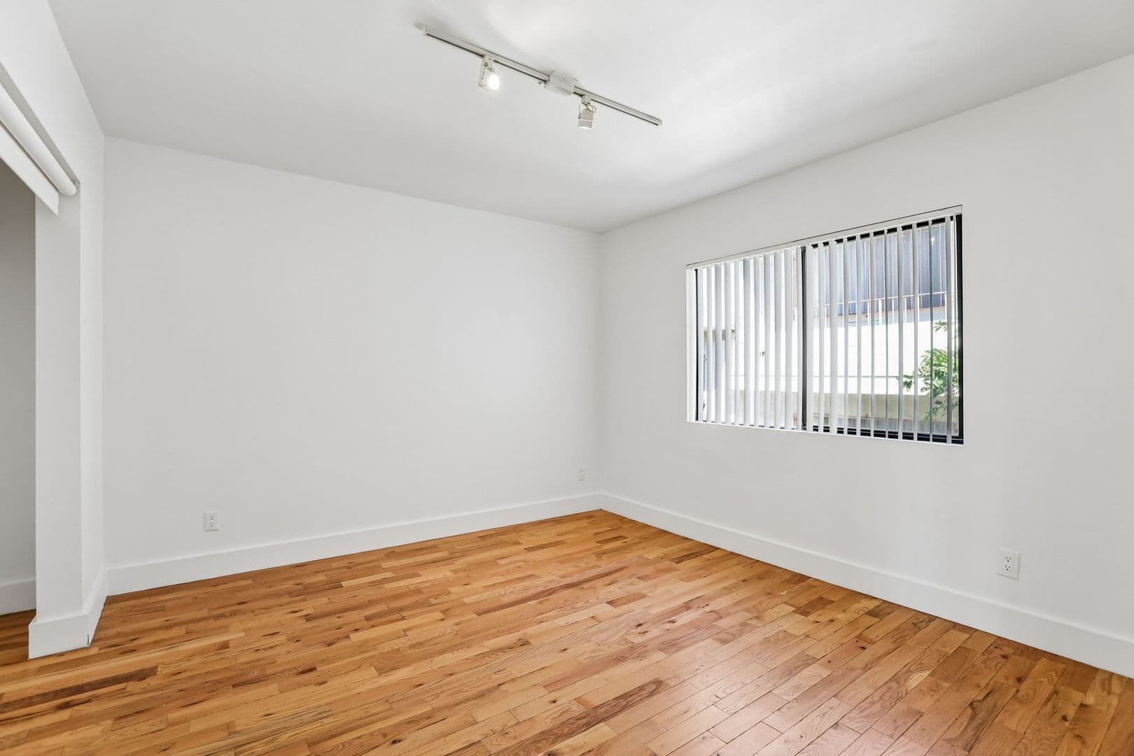 LOS ANGELES Apartment: 832 N. BEAUDRY AVE.