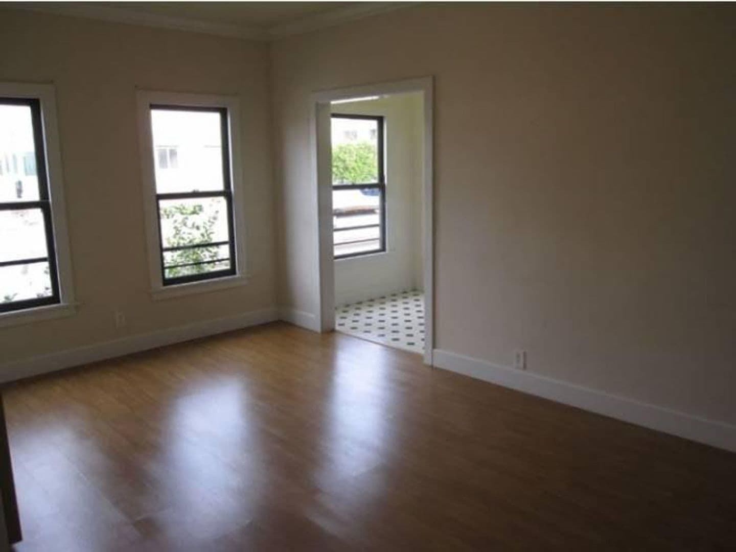 LOS ANGELES Apartment: 117 N. RENO ST