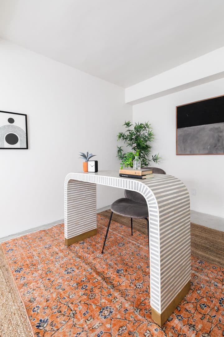 LOS ANGELES Apartment: 121 N BERENDO ST
