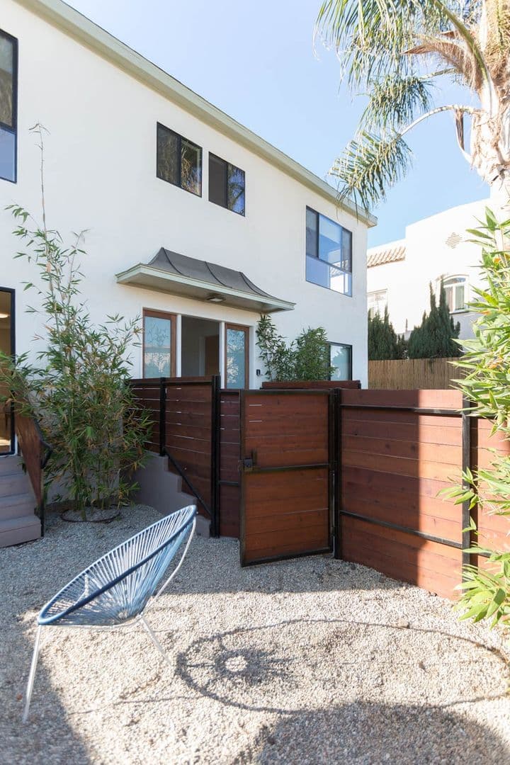 LOS ANGELES Apartment: 517 N. MADISON AVE