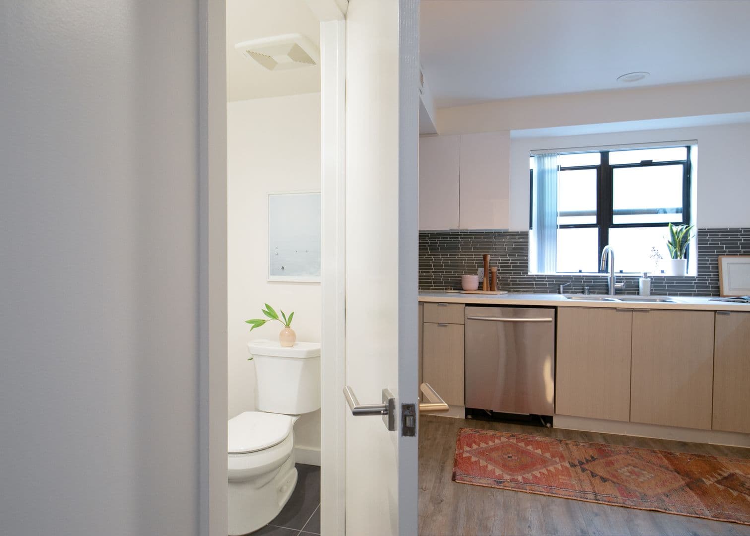 LOS ANGELES Apartment: 753 LILLIAN WAY