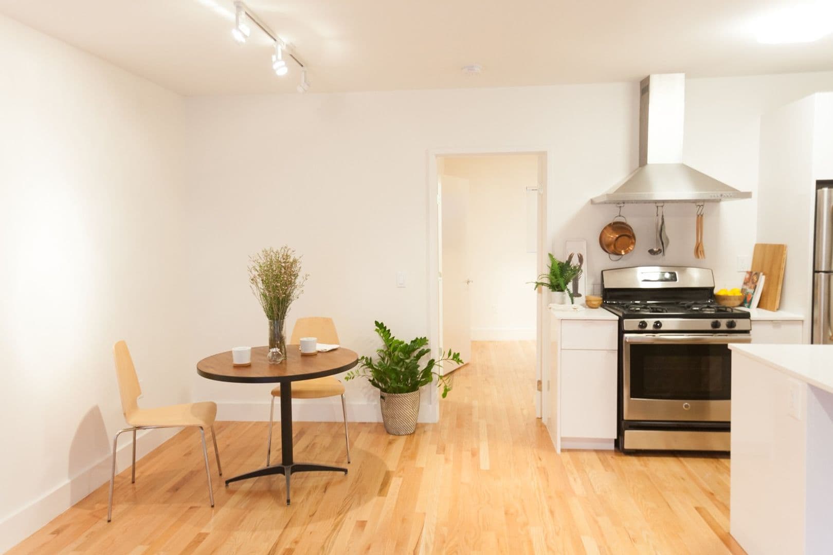 LOS ANGELES Apartment: 3100 W. LONDON ST.