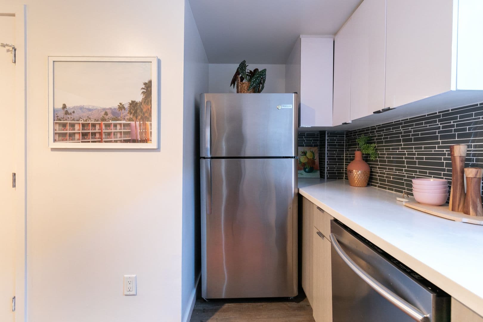 LOS ANGELES Apartment: 753 LILLIAN WAY
