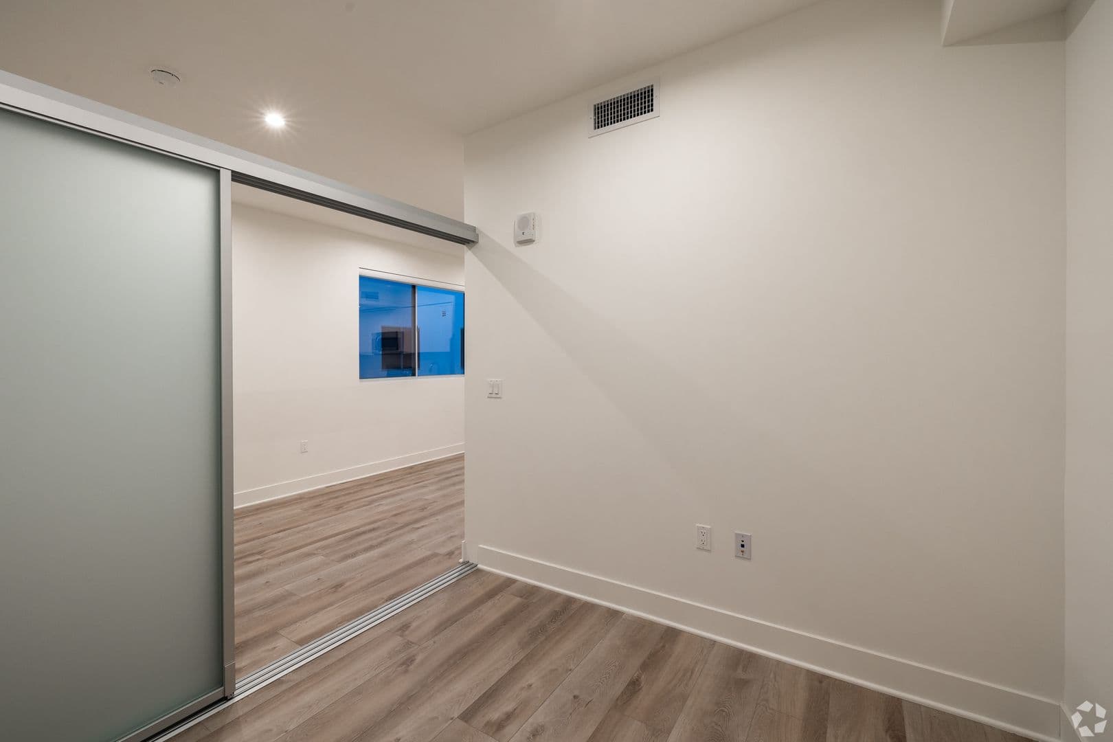 LOS ANGELES Apartment: 139 S. OCCIDENTAL BLVD
