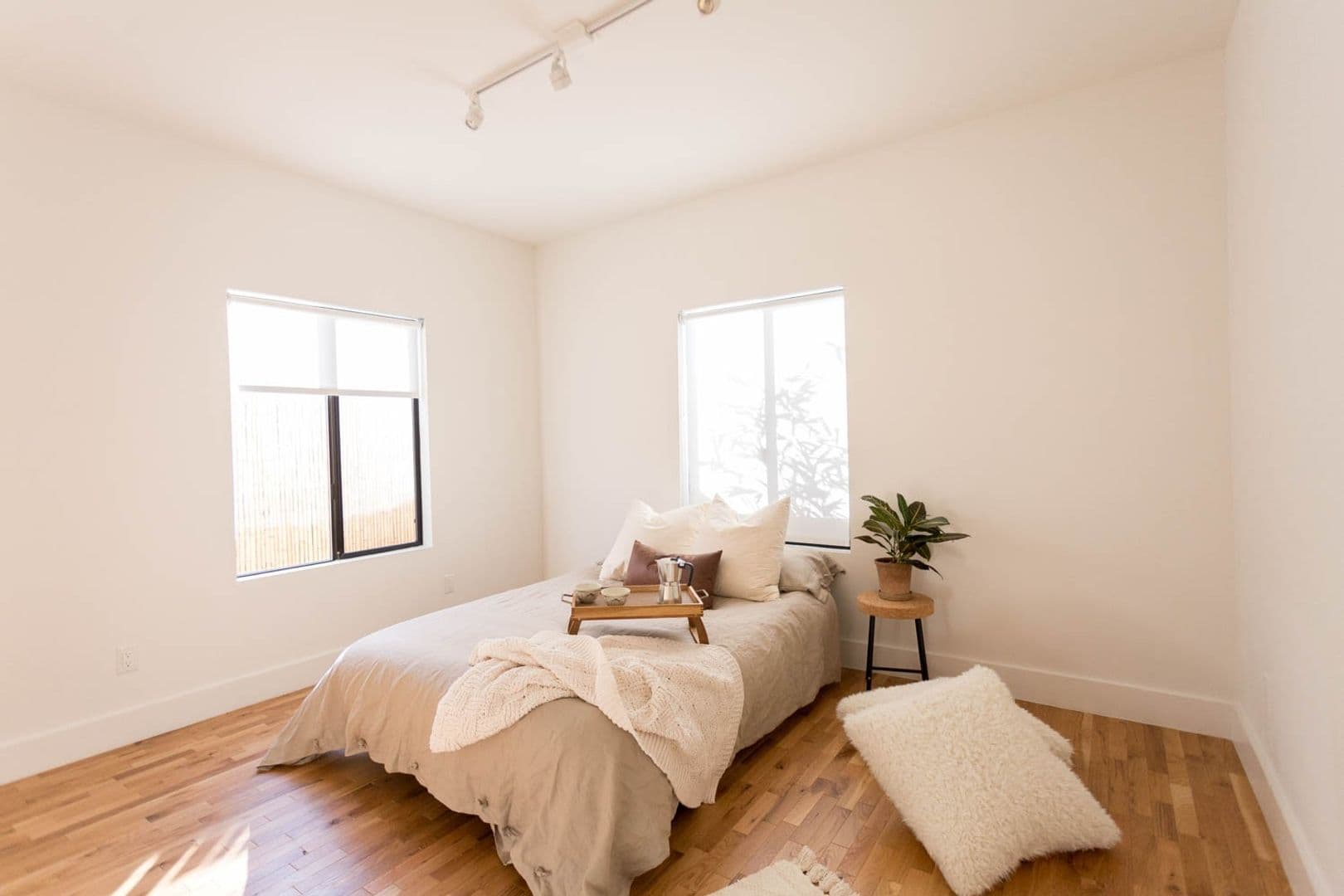 LOS ANGELES Apartment: 517 N. MADISON AVE
