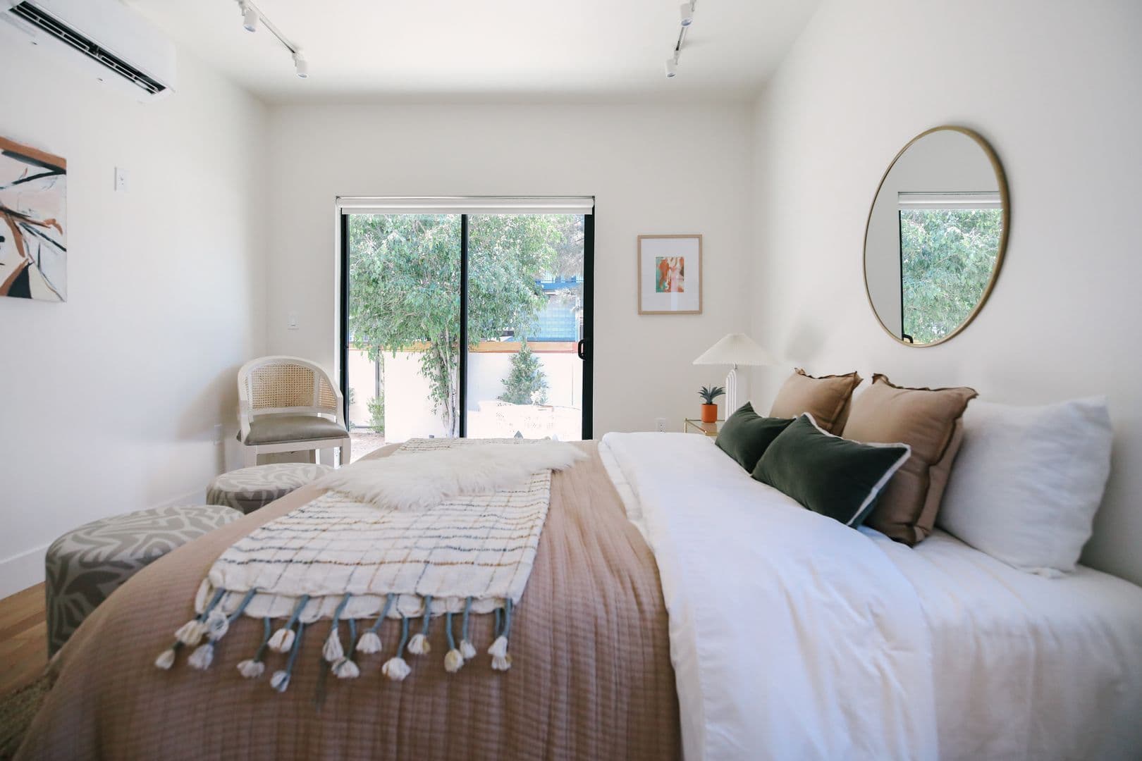 LOS ANGELES Apartment: 1033 N CORONADO ST.