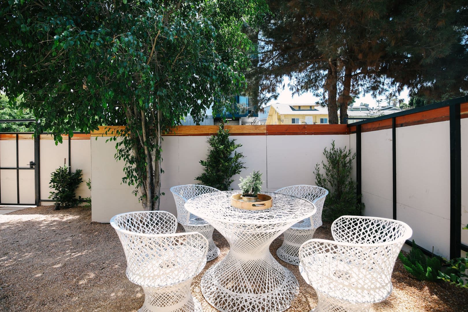 LOS ANGELES Apartment: 1033 N CORONADO ST.
